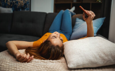 Cyfrowe dzieciństwo: jak wychować nastolatka w świecie pełnym ekranów