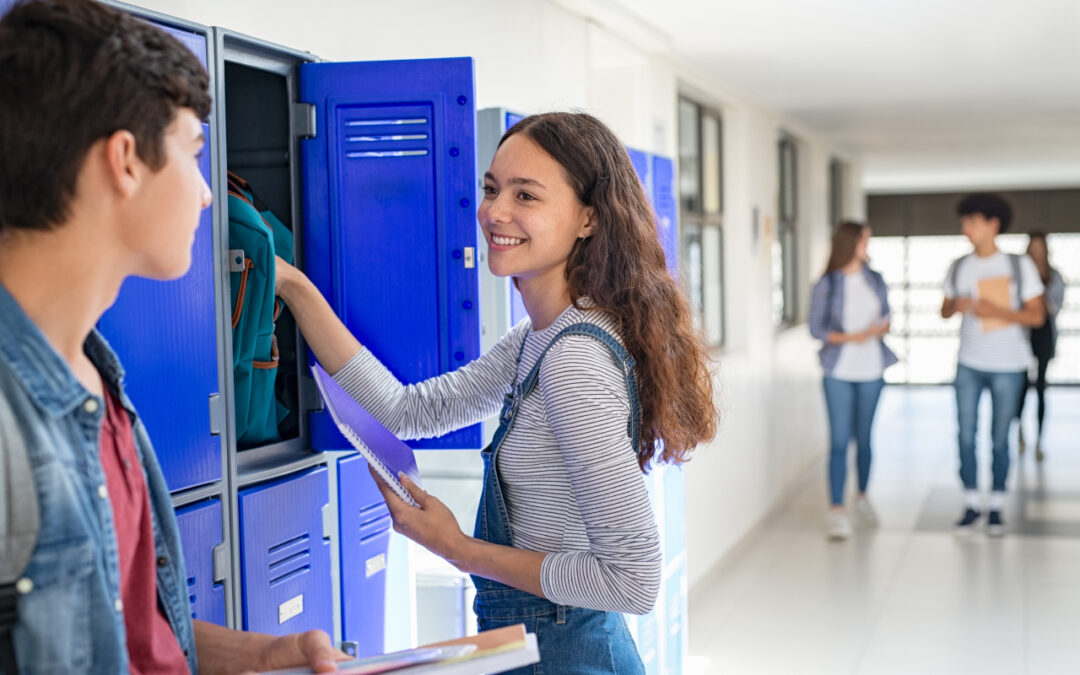 Jakie szafki szkolne wybrać, aby poprawić organizację przestrzeni w placówce edukacyjnej?